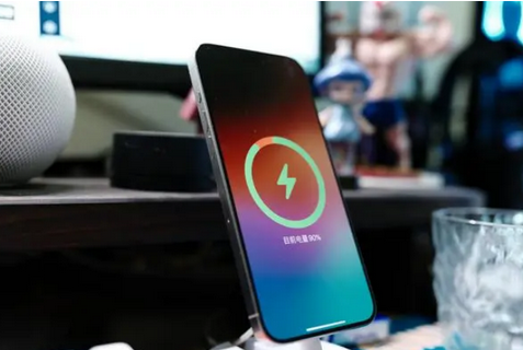 堆龙德庆苹果15换屏服务分享用什么充电器给iPhone15充电更好 
